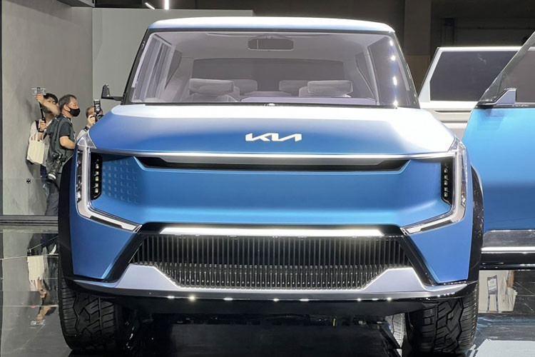 Được phát triển dựa trên cơ sở gầm bệ E-GMP dành riêng cho ôtô điện của tập đoàn Hyundai, Kia EV9 sở hữu kích thước lớn, bao gồm chiều dài 4.930 mm, chiều rộng 2.055 mm, chiều cao 1.790 mm và chiều dài cơ sở 3.100 mm. So với mẫu SUV cỡ lớn Kia Telluride, EV9 ngắn hơn 70 mm nhưng rộng hơn 65 mm và chiều dài cơ sở nhỉnh hơn đến 200 mm.