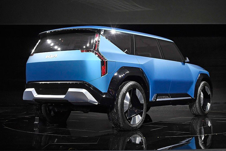 Đây là lần đầu tiên mẫu SUV Kia EV9 thuần điện này được trưng bày tại quê nhà Hàn Quốc. Chính vì điều này, theo nhiều chuyên gia nhận định, Kia EV9 hoàn toàn mới sẽ chính thức được bán ra vào năm sau. 