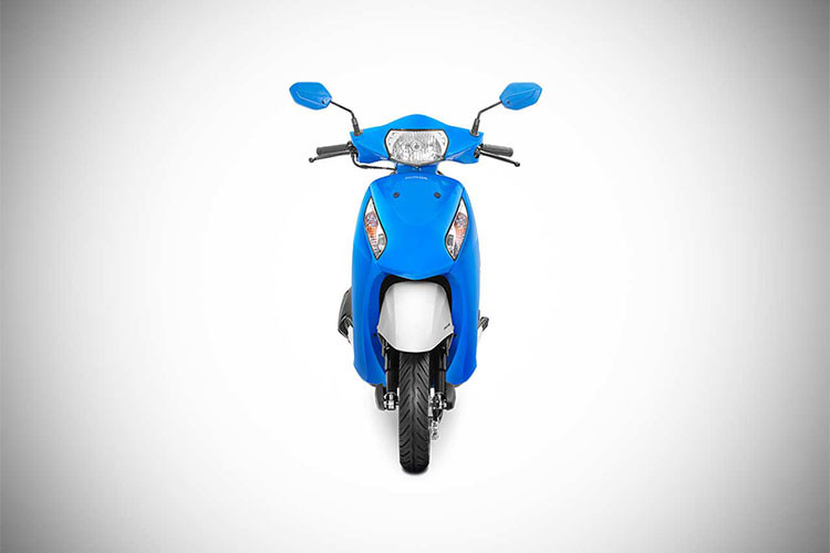 Với đối tượng khách hàng là nữ giới, Honda Activa-i 2018 có kích thước nhỏ nhắn, trọng lượng xe nhẹ, yên thấp và rất thực dụng. Cụ thể hơn, Honda Activa-i 2018 có trọng lượng chỉ 103kg và yên cao 765 mm.