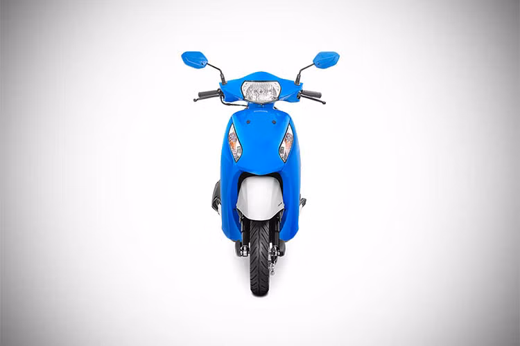 Với đối tượng khách hàng là nữ giới, Honda Activa-i 2018 có kích thước nhỏ nhắn, trọng lượng xe nhẹ, yên thấp và rất thực dụng. Cụ thể hơn, Honda Activa-i 2018 có trọng lượng chỉ 103kg và yên cao 765 mm.