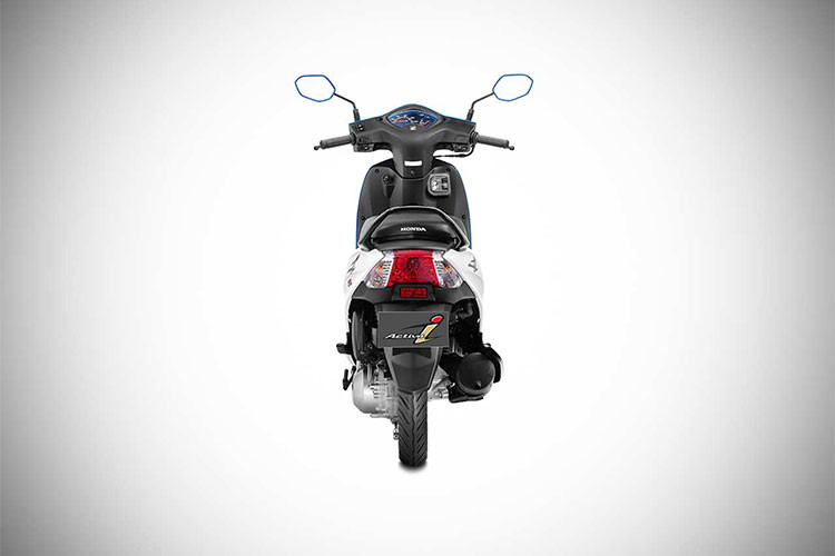 Đèn pha của xe sử dụng bóng đèn truyền thống. Đuôi xe có thiết khá vuông vức, cụm đèn hậu có kích thước lớn, choán gần hết phần đuôi xe. Ngay ở cuối yên xe là tay xách bằng kim loại được thiết kế vểnh lên.