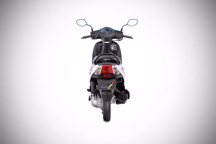 Đèn pha của xe sử dụng bóng đèn truyền thống. Đuôi xe có thiết khá vuông vức, cụm đèn hậu có kích thước lớn, choán gần hết phần đuôi xe. Ngay ở cuối yên xe là tay xách bằng kim loại được thiết kế vểnh lên.