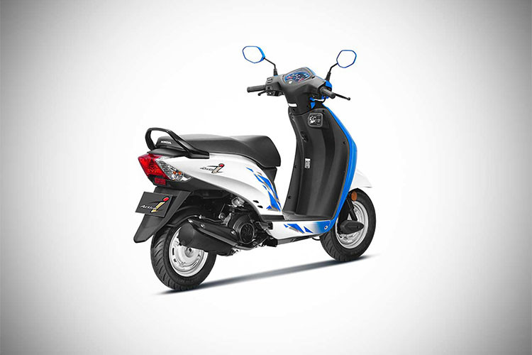Về mặt thiết kế, mẫu xe ga cỡ nhỏ, giá rẻ Honda Activa-i có ngoại hình khá tròn trịa, mặt nạ phía trước lớn với thiết kế đơn giản, nổi bật trên mặt nạ của xe là cặp đèn xinhan bố trí dọc gần hai bên mép.