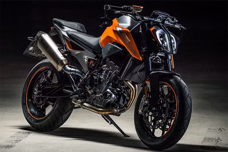 Chính thức ra mắt toàn cầu tại triển lãm EICMA 2017 vừa qua, và sau nhiều đồn đoán, mẫu xe môtô KTM 790 Duke 2018 “The Scalpel” đã chính thức có mặt ở thị trường Đông Nam Á, cụ thể là đất nước Malaysia.