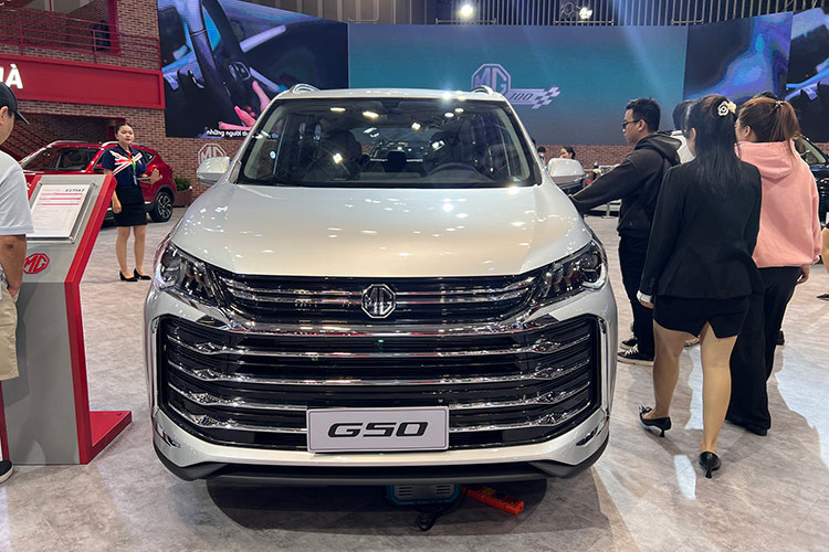 Tuy nhiên, các mẫu xe MG tại Việt Nam thường có giá khởi điểm thấp nhưng trang bị ở bản tiêu chuẩn khá nghèo nàn và G50 dự kiến cũng được áp dụng công thức đó. Cụ thể, MG G50 sở hữu kích thước dài x rộng x cao lần lượt 4.825 x 1.825 x 1.778 mm và chiều dài cơ sở 2.800 mm. So với các đối thủ, xe có chiều dài cơ sở khiêm tốn hơn.