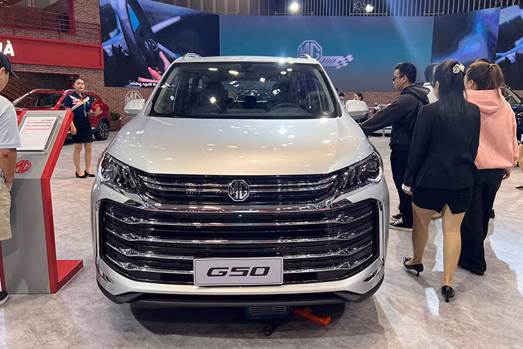 Tuy nhiên, các mẫu xe MG tại Việt Nam thường có giá khởi điểm thấp nhưng trang bị ở bản tiêu chuẩn khá nghèo nàn và G50 dự kiến cũng được áp dụng công thức đó. Cụ thể, MG G50 sở hữu kích thước dài x rộng x cao lần lượt 4.825 x 1.825 x 1.778 mm và chiều dài cơ sở 2.800 mm. So với các đối thủ, xe có chiều dài cơ sở khiêm tốn hơn.