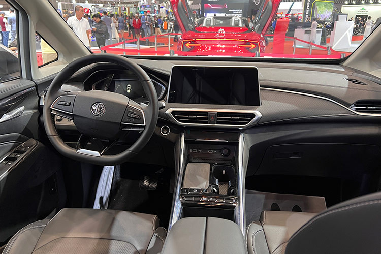 Bên trong mẫu MPV MG G50 2025 tại Việt Nam này được chia làm hai cấu hình nội thất, bao gồm 7 chỗ (2+2+3) và 8 chỗ (2+3+3). Ở cấu hình 7 chỗ, xe sẽ sở hữu 2 ghế thương gia ở hàng ghế giữa.