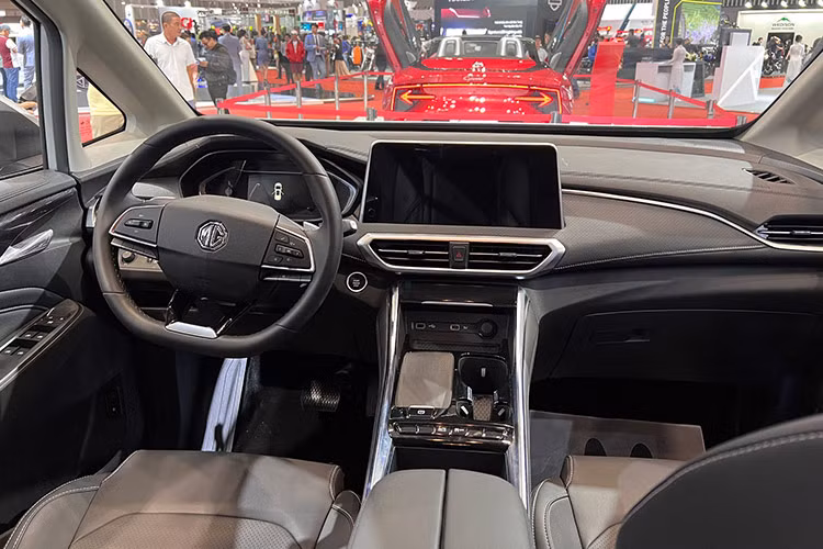 Bên trong mẫu MPV MG G50 2025 tại Việt Nam này được chia làm hai cấu hình nội thất, bao gồm 7 chỗ (2+2+3) và 8 chỗ (2+3+3). Ở cấu hình 7 chỗ, xe sẽ sở hữu 2 ghế thương gia ở hàng ghế giữa.