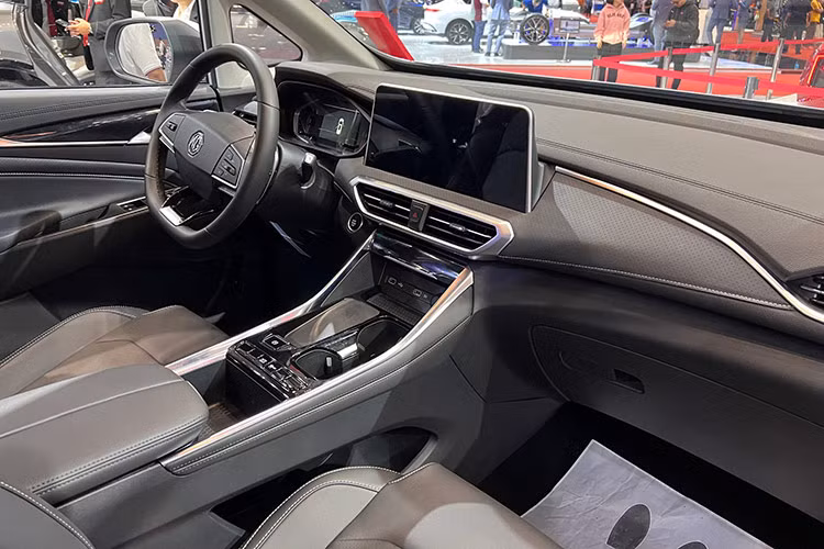 Bước vào mẫu xe này, người dùng sẽ bắt gặp những trang bị như ghế lái chỉnh điện 6 hướng, ghế phụ lái chỉnh điện 4 hướng, màn hình cảm ứng trung tâm 12,3 inch, hỗ trợ kết nối Apple CarPlay/Android Auto, cần số nằm sau vô lăng, điều hòa tự động 2 vùng độc lập, phanh tay điện tử, giữ phanh tự động và chìa khóa thông minh.