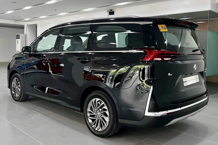 Đáng tiếc là trang bị an toàn của xe khá cơ bản với 4 túi khí, hệ thống cân bằng điện tử, kiểm soát hành trình, cảnh báo áp suất lốp, cảm biến lùi, camera lùi và hỗ trợ khởi hành ngang dốc. Xe không có các tính năng an toàn chủ động ADAS như GAC M6 Pro và Toyota Innova Cross.