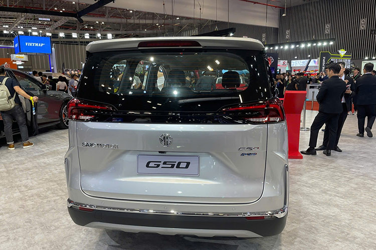 Bên ngoài, MG G50 được thiết kế theo phong cách truyền thống xe MPV truyền thống. Điểm nhấn ở ngoại hình của mẫu xe này nằm ở lưới tản nhiệt cỡ lớn, kéo dài gần hết cản trước, và đi kèm những nan mạ crôm nằm ngang. Lưới tản nhiệt nối liền với cụm đèn pha vuốt mượt mà về phía sau.