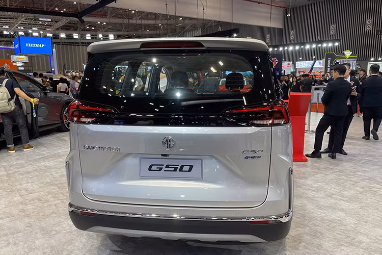 Bên ngoài, MG G50 được thiết kế theo phong cách truyền thống xe MPV truyền thống. Điểm nhấn ở ngoại hình của mẫu xe này nằm ở lưới tản nhiệt cỡ lớn, kéo dài gần hết cản trước, và đi kèm những nan mạ crôm nằm ngang. Lưới tản nhiệt nối liền với cụm đèn pha vuốt mượt mà về phía sau.