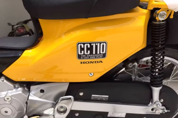 Ngoài ra, chiếc xe sở hữu bộ vành nan hoa 14 inch đi kèm bộ lốp có săm, hệ thống giảm xóc trước ống lồng hành trình ngược bọc nhựa chống bụi, giảm xóc lò xo trụ sau, phanh tang trống trên cả 2 bánh, yên xe đơn cho một người ngồi phía trên bình xăng và phía sau có thêm giá chở hàng.