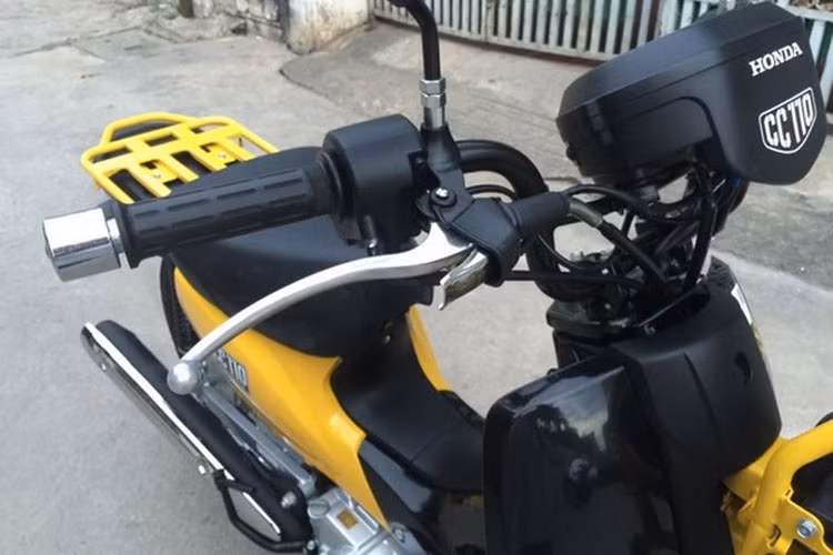 Thiết kế thân xe với hai màu sắc tuỳ theo từng màu khác nhau đỏ, vàng, xanh... tuy nhiên màu chủ đạo trên xe vẫn là màu đen, sau đó nó mới được phối lại với các màu khác giúp chiếc xe tạo cá tính hoàn toàn riêng biệt.