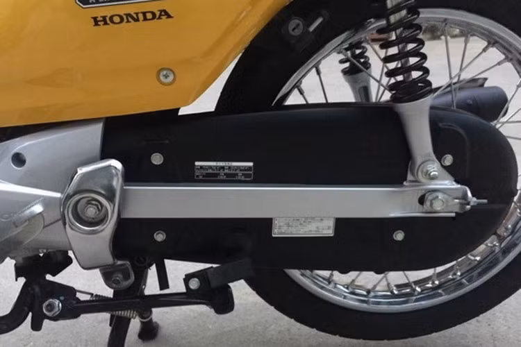 Chiếc xe này với hộp xích màu đen, cùng các chi tiết như gắp, ốp hộp số, nẹp ống xả... mạ crom sáng bóng đầy cá tính trên tông màu vàng nổi bật.