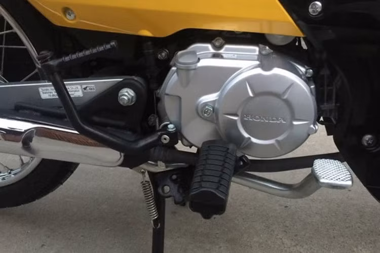 Honda Cross Cub 110 được trang bị khối động cơ SOHC, xy- anh đơn, dung tích 109cc, phun xăng điện tử, sản sinh công suất tối đa 8 mã lực và mô-men xoắn cực đại 8,5Nm. Động cơ này kết hợp với hộp số tròn 4 cấp. Dung tích bình xăng là 4,3 lít và khởi động bằng điện, có cần đạp hỗ trợ.