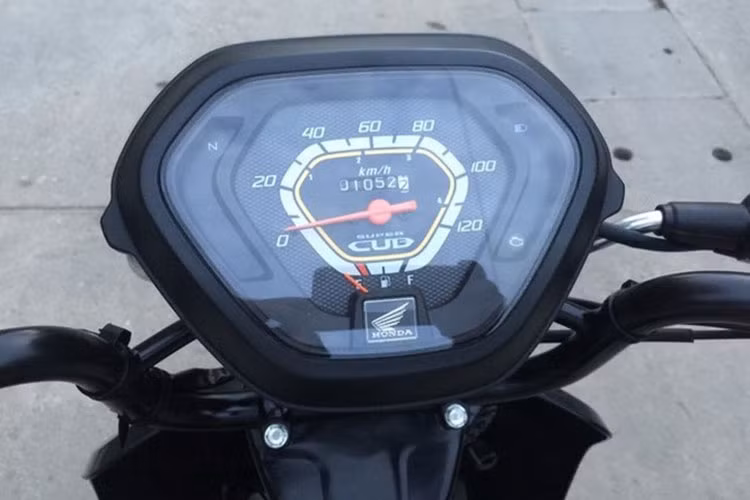 Không thay đổi nhiều so với những đàn anh Honda Cub trước đây, mẫu xe mới đầy cá tính này vẫn có phần đầu với ghi-đông trần hình chữ U, cụm đồng hồ được tách rời tay lái và nhô cao lên, mặt đồng hồ thiết kế đơn giản nhưng hiển thị đầy đủ mọi thông số cần thiết.