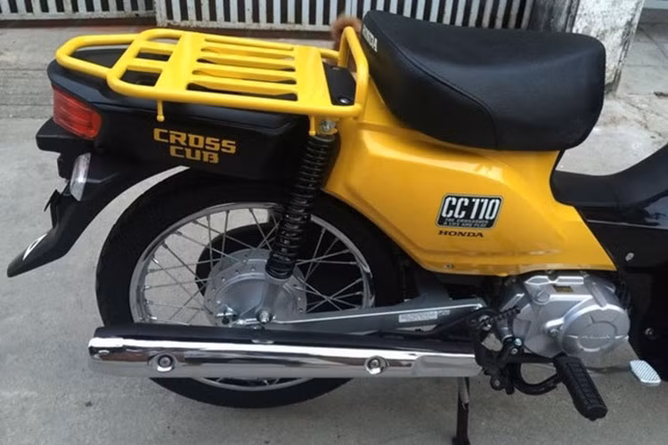 Yên xe đơn cho một người ngồi phía trước dạng mềm và phía sau có thêm giá chở hàng - nó khiến nhiều người liên tường đến những dòng xe Honda Cub đời cũ từng xuất hiện tại Việt Nam hàng chục năm qua.