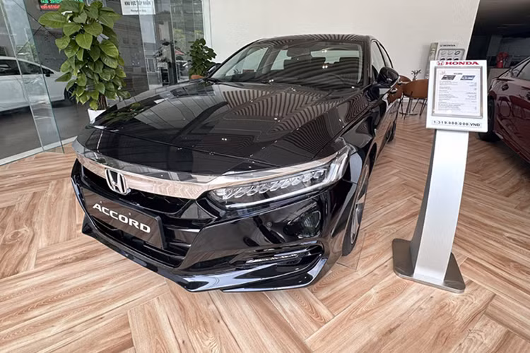 Honda Accord tiep tuc giam gia toi 220 trieu dong, kho thoat e