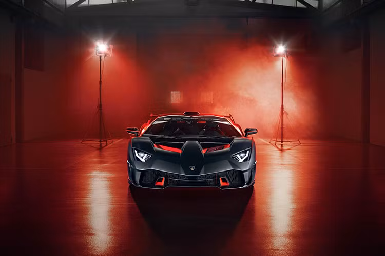 Được phát triển dựa trên siêu xe Aventador nhưng Lamborghini SC18 Alston có thiết kế ngoại thất hầm hố và dữ dằn hơn nhiều. Phong cách thiết kế ngoại thất của Lamborghini SC18 Alston vốn lấy cảm hứng từ mẫu xe đua Huracan GT3 Evo.