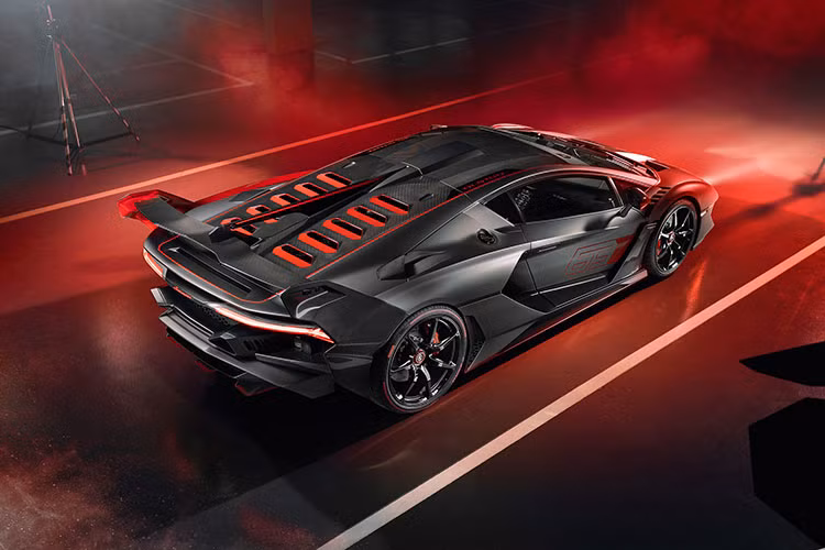 Nguồn cung cấp sức mạnh cho Lamborghini SC18 Alston là khối động cơ xăng V12, dung tích 6,5 lít quen thuộc, tạo ra công suất tối đa 770 mã lực và mô-men xoắn cực đại 720 Nm tương tự Aventador SVJ. Động cơ kết hợp với hộp số 7 cấp. Đáng tiếc là hiện thông số vận hành của Lamborghini SC18 Alston độc nhất vô nhị vẫn chưa được hé lộ.