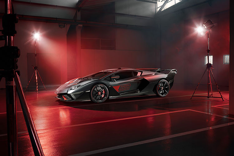 Là sản phẩm của bộ phận chuyên về xe đua Squadra Corse, giá xe Lamborghini SC18 Alston lên đến 7 triệu USD (khoảng 163 tỷ đồng). Đây cũng là lần đầu tiên Lamborghini SC18 Alston xuất hiện trước công chúng hâm mộ trên toàn thế giới.