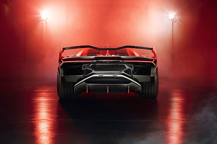 Điều này được thể hiện rõ qua nắp capô, hốc gió hình chữ "S" và chắn bùn trong khi hốc hút gió trên nóc lại lấy từ xe đua Lamborghini Huracan Trofeo Evo. Riêng cụm đèn hậu LED của Lamborghini SC18 Alston độc nhất gợi liên tưởng đến người đàn anh Centenario giới hạn số lượng.