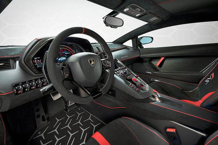 Một trong những điểm nhấn không thể bỏ qua của Lamborghini SC18 Alston chính là cánh gió đuôi cỡ lớn làm từ sợi carbon bền, nhẹ và đắt tiền. Cánh gió này có 3 vị trí nhưng lại phải chỉnh bằng tay, giúp tăng lực ép xuống mặt đường hoặc giảm lực cản không khí khi đua tốc độ.