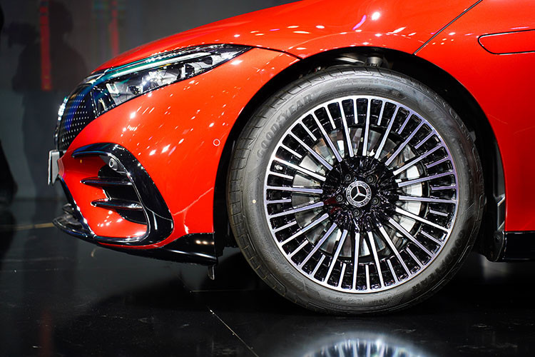 Hông xe sở hữu đường nổi và kết cấu cửa sổ nâng dần về phía sau, cùng với đó là mâm hợp kim cỡ lớn cũng như tay nắm cửa ẩn làm tâm điểm. Phiên bản cao cấp nhất dùng mâm AMG 21 inch.