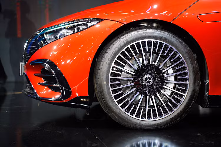 Hông xe sở hữu đường nổi và kết cấu cửa sổ nâng dần về phía sau, cùng với đó là mâm hợp kim cỡ lớn cũng như tay nắm cửa ẩn làm tâm điểm. Phiên bản cao cấp nhất dùng mâm AMG 21 inch.