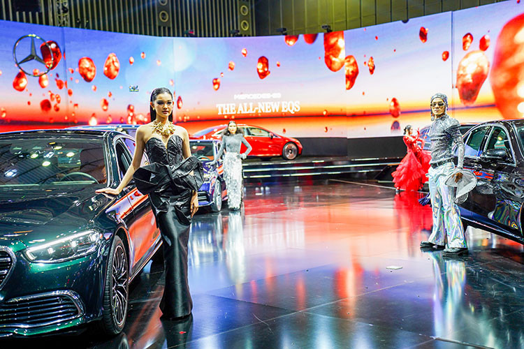 Sau thời gian chờ đợi, Mercedes-Benz Việt Nam đã chính thức ra mắt mẫu sedan điện EQS tại triển lãm Vietnam Motor Show 2022. Đây là mẫu xe điện đầu tiên trong dòng xe Mercedes-EQ được trình làng tại Việt Nam với hai phiên bản Mercedes EQS 450+ và EQS 580 4MATIC.