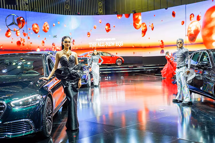 Sau thời gian chờ đợi, Mercedes-Benz Việt Nam đã chính thức ra mắt mẫu sedan điện EQS tại triển lãm Vietnam Motor Show 2022. Đây là mẫu xe điện đầu tiên trong dòng xe Mercedes-EQ được trình làng tại Việt Nam với hai phiên bản Mercedes EQS 450+ và EQS 580 4MATIC.