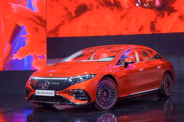 Tầm vận hành trên Mercedes-Benz EQS đạt 642-783 km. Sạc nhanh 10% lên 80% chỉ trong 31 phút. Tại Việt Nam, mẫu xe ngang tầm giá với Mercedes-Benz EQS là Porsche Taycan. Trong năm 2022, dòng xe EQS sẽ chính thức mở bán thông qua 3 đại lý chính hãng của Mercedes-Benz Việt Nam tại Tp. HCM, Đà Nẵng, và Hà Nội kể từ tháng 11/2022.