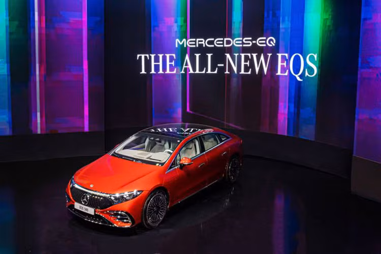 Điểm sáng nổi bật nhất tại buổi trình diễn của Mercedes-Benz Việt Nam chính là EQS – mẫu sedan thuần điện lần đầu được trình làng tại Việt Nam. Mercedes-Benz EQS sở hữu chiều dài chiều dài 5.216 mm, dài hơn S-Class thường một chút và trên thực tế chiều dài cơ sở xe (3.210mm) ngang hàng với bản chiều dài cơ sở lớn của mẫu xe chạy động cơ đốt trong.