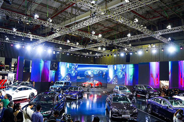 Ngoài dàn xe hùng hậu, hãng xe sang Mercedes-Benz còn ghi dấu với sự chăm chút trong từng chi tiết ở mỗi khu vực. Bên cạnh khu vực chính đón khách Star Lounge, không gian trưng bày mẫu xe Mercedes-Maybach kết hợp phòng khách VIP cũng là một điểm nhấn đặc biệt khi được trang bị nội thất cao cấp cùng những trải nghiệm đẳng cấp xứng tầm.