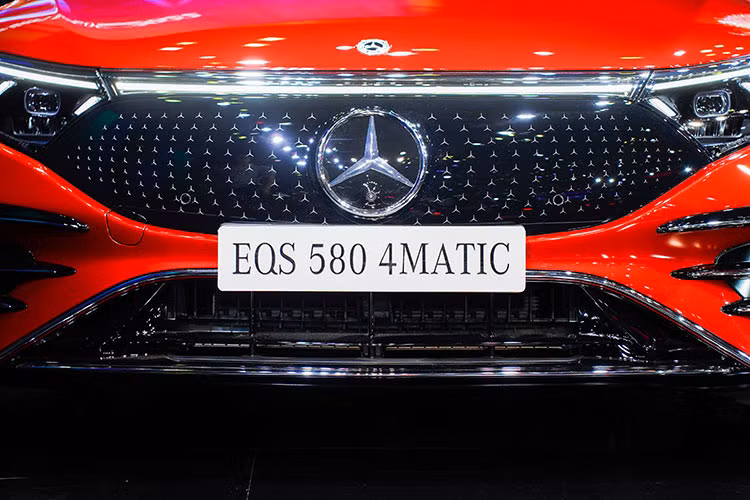 Đèn pha LED được kết nối với nhau bởi thanh đèn mảnh chạy giữa, bên dưới là tản nhiệt khép kín có họa tiết ngôi sao 3 chiều.