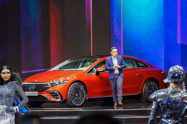 Về thiết kế, Mercedes-Benz EQS giữ lại phần lớn bộ khung concept Vision EQS ra mắt trước đó, rõ ràng nhất là vóc dáng tròn trịa.