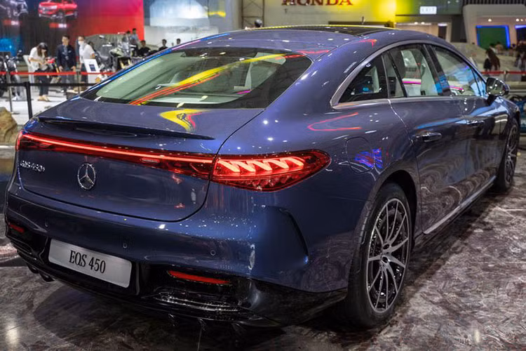 Mercedes-EQ là thương hiệu con đại diện cho Mercedes-Benz ở dạng thức cao cấp và tối tân nhất. Thương hiệu con này đang định hướng tương lai bằng sự sang trọng cấp tiến của mình. Tên EQ được viết tắt từ "Electric Intelligence", bắt nguồn từ các giá trị của thương hiệu Mercedes-Benz về cảm xúc và trí tuệ, những nền tảng cốt lõi nhất để chiếm được trái tim và tâm trí của khách hàng.