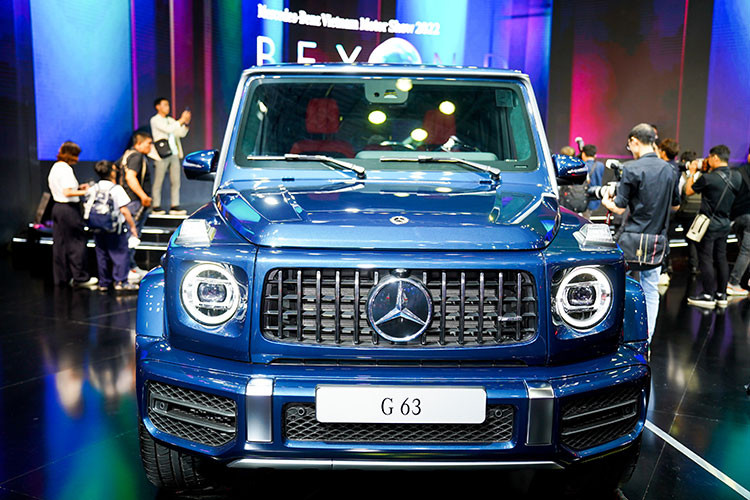 Đặc biệt, vào tối ngày 26/10, hãng xe Đức còn mang tới một buổi biểu diễn âm nhạc độc quyền với sự xuất hiện của 2 giọng ca đầy nội lực đại diện cho 2 thế hệ tài năng của làng giải trí Việt Nam – ca sĩ Mỹ Linh và Mỹ Anh. Buổi trình diễn này được Mercedes-Benz Việt Nam chuẩn bị để dành tặng riêng cho những khách hàng của Mercedes-Maybach. 