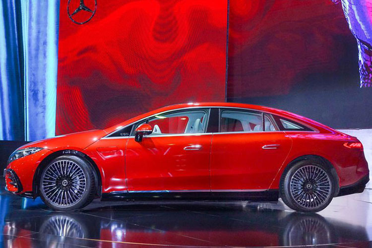 Mercedes-Benz EQS có 2 cấu hình truyền động thường là mô tơ đơn EQS 450+ và mô tơ đôi EQS 580 4MATIC. Cả 2 dùng chung ắc quy 107,8 kWh nhưng thông số 2 bên khá khác nhau.