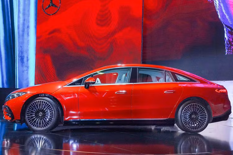 Mercedes-Benz EQS có 2 cấu hình truyền động thường là mô tơ đơn EQS 450+ và mô tơ đôi EQS 580 4MATIC. Cả 2 dùng chung ắc quy 107,8 kWh nhưng thông số 2 bên khá khác nhau.