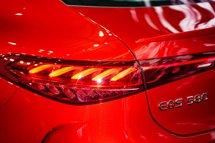 Nắp ca pô xe hoàn toàn cố định dẫn tới việc dòng tên này không có cốp trước như các mẫu xe điện thường thấy khác. Đuôi xe chủ yếu xoay quanh đèn hậu LED có đồ họa khá tinh xảo.