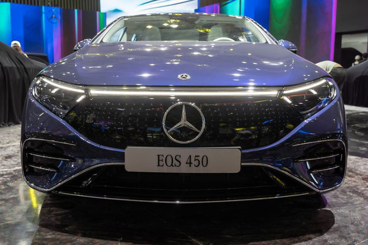 EQS được đánh giá là bước đột phá của Mercedes-Benz với thiết kế ấn tượng, thẩm mỹ vượt thời gian và khả năng vận hành vượt trội. Mệnh danh là xe điện xứng tầm S-Class, thiết kế của EQS giữ được những giá trị đẳng cấp và nguyên bản nhất đồng thời mang những cải tiến thể hiện tinh thần của tương lai.