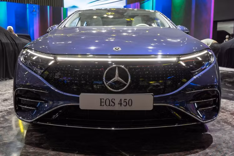 EQS được đánh giá là bước đột phá của Mercedes-Benz với thiết kế ấn tượng, thẩm mỹ vượt thời gian và khả năng vận hành vượt trội. Mệnh danh là xe điện xứng tầm S-Class, thiết kế của EQS giữ được những giá trị đẳng cấp và nguyên bản nhất đồng thời mang những cải tiến thể hiện tinh thần của tương lai.