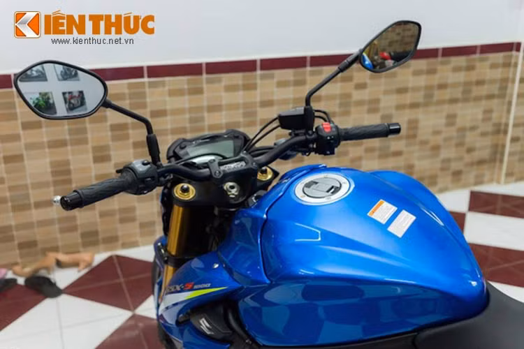 Đèn pha trước có thiết kế to lớn, góc cạnh và đồng thời được tích hợp thẳng 2 đèn demi ở phía dưới. Hai bên thân xe là ốp bình xăng được thiết kế góc cạnh, giúp chiếc xe mạnh mẽ hơn. Bình xăng dung tích 17 lít, dung tích nhớt 3,4 lít.