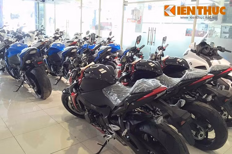 Được Suzuki Việt Nam cho ra mắt vào tháng 1/2016 và bắt đầu giao hàng từ cuối tháng 02/2016 với mức giá 415 triệu đồng. GSX-S1000 được bảo hành 2 năm không giới hạn km, và 3 lần kiểm tra - bảo dưỡng miễn phí.