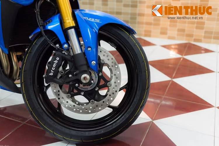 Cả phuộc trước và sau của xe đều có thể được điều chỉnh độ cao để phù hợp nhất với người lái. 2 thắng đĩa trước, sau với heo Brembo được tích hợp sẵn với hệ thống ABS + Traction Control.