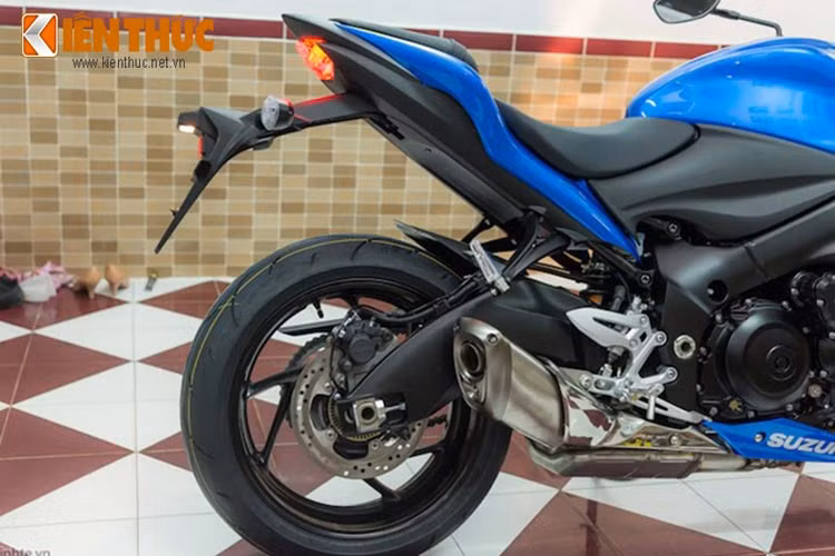 Yên xe hai tầng đúng phong cách của những mẫu xe thể thao hiện này với yên trước thuôn hạ thấp về phía trước, yên sau nhỏ nhô cao về phía sau. Cụm đèn hậu với đèn báo sáng dạng led cùng hai đèn xi nhan được hạ thấp sát với pad biển số.