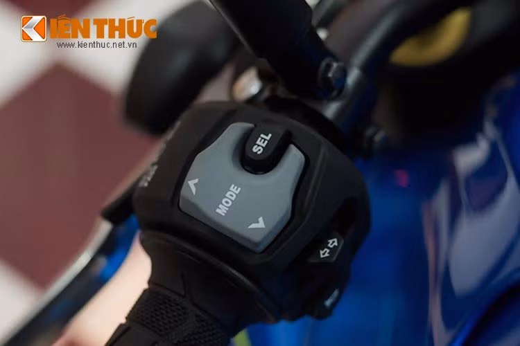 Ghi-đông xe được đặt cao hơn nhiều so với người anh em GSX-R1000. Đặc biệt, xe được trang bị hệ thống điều khiển lực kéo với 3 chế độ lái khác nhau, điều khiển bằng cụm nút trên cùm công tắc phía bên tay côn.