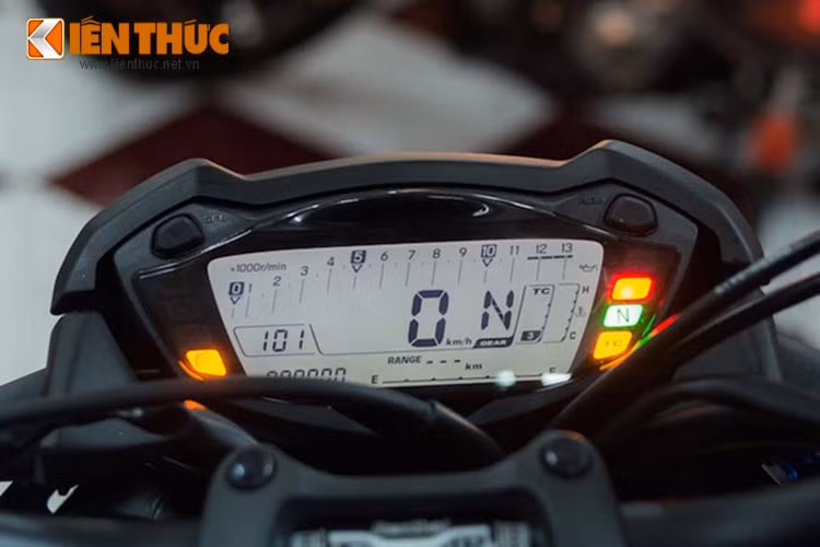 Xe sở hữu kích thước 2.115 x 795 x 1.080 mm, với chiều dài cơ sở đạt 1.460 mm, cùng độ cao yên 815 mm. Trọng lượng ướt của chiếc xe này là 215 kg. Xe sở hữu bảng đồng hồ với màn hình LCD đơn sắc lớn, đa thông tin hiển thị.